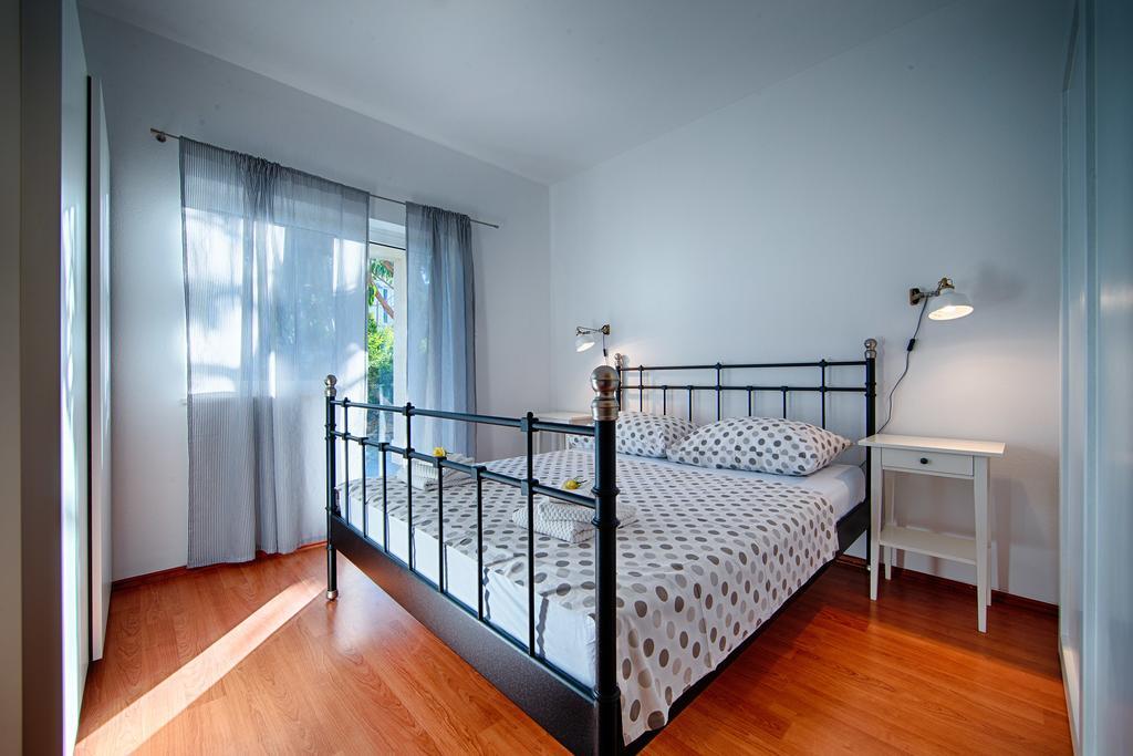 Apartments Zambarlin Komiža Habitación foto